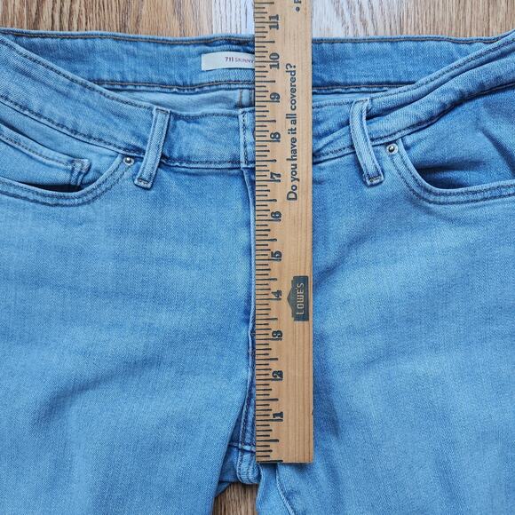 Levi's 711 Denim Jeans Women's Size 30 Blue Straight Leg Mid-Rise Light Wash - Picture 4 of 10